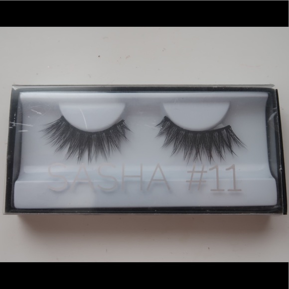Huda Beauty Lashes - Picture 1 of 2